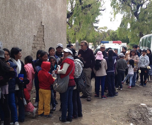 Fila de público ansioso de ver "Carga sellada".