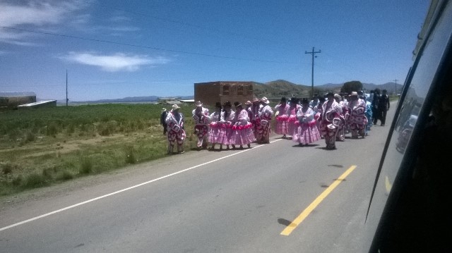 Bailarines en la vía que une El Alto con la zona lacustre. Foto: Carla Hannover.
