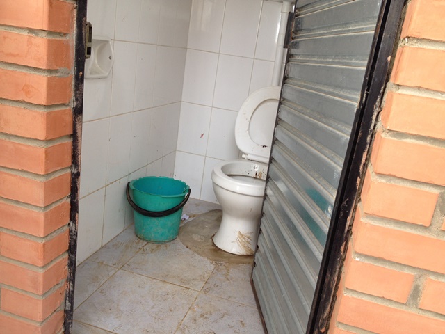 Baño de mujeres sin servicio de agua. Foto: Mabel Franco.