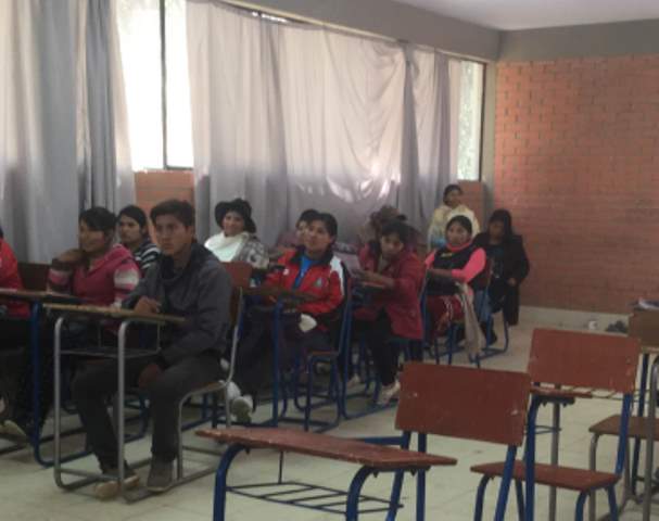 Alumnos de ingeniería textil, Unibol. Foto: Carla Hannover