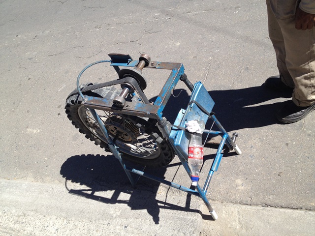 La oficina rodante del afilador.