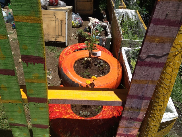 Llantas como maceteros.