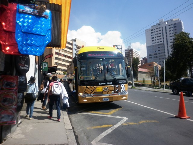 Usuarios abordan el Puma Katari que va hacia la zona de Inka Llojeta, en la parada de la Cancha Zapata. <br>Foto: Milen Saavedra
