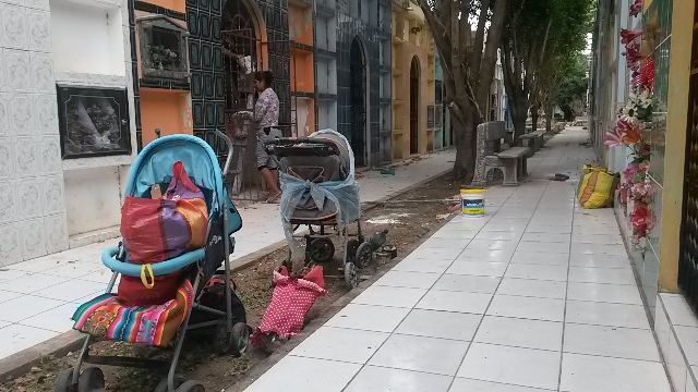 Los cochecitos de bebé forman parte del paisaje en La Cuchilla por estos días. Foto: Fabiola Gutiérrez..