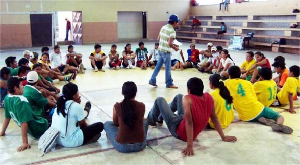 Cada año en el coliseo de Santa Cruz de la Sierra, más de 500 jóvenes se juntan para el campeonato juvenil de Fútbol Social, organizado por el Centro Cultural San Isidro. FOTO: Centro Cultural San Isidro