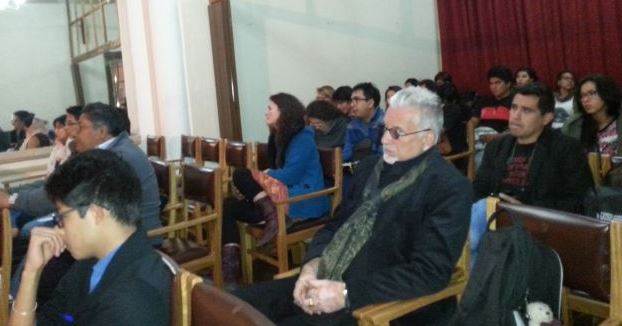 Público en la expo sobre Charlie Hebdo en Sucre.