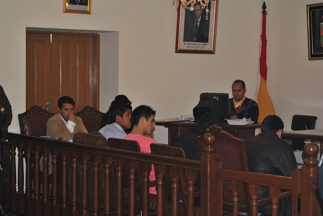 Los tres culpables, a la derecha de la imagen.