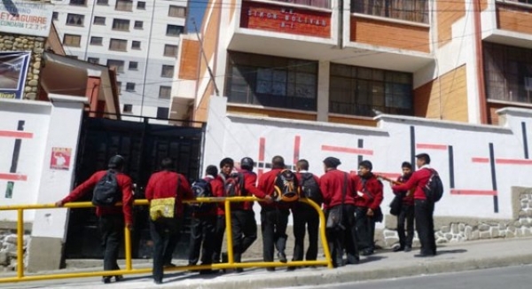 Alumnos del Colegio Nacional Bolivar esperan en el ingreso del estableciiento FOTO: http://www.noticias.com.bo/