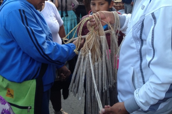 Vendedor ambulante de chicotes en la Alasita.