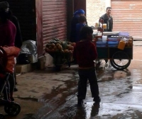 "¿Te lo cargo tu bolsa señora?"