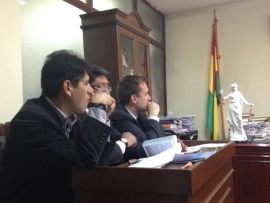 Liber Soria (derecha) con sus abogados.