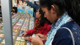 Dos jóvenes observan las novedades de uno de los stands de la Feria del Libro de Santa Cruz FOTO: Fabiola Gutiérrez