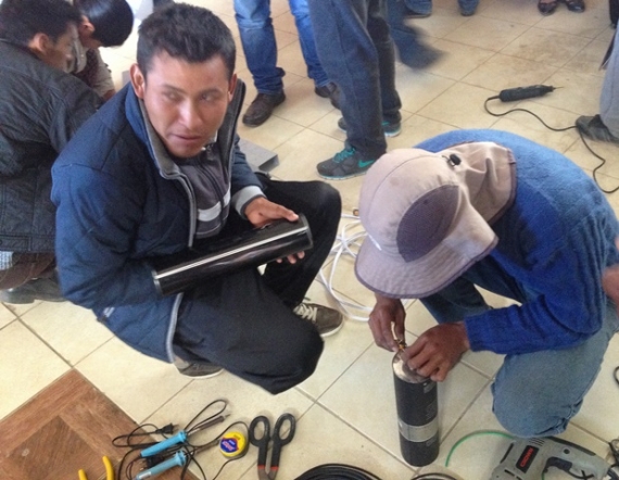 Estudiantes de veterinaria terminan de armar una antena casera.