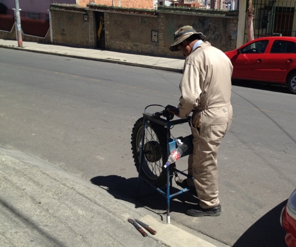 Afilador en una calle de Villa Copacabana, La Paz.