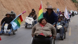 En sillas de ruedas, así se intenta vencer 376 km de asfalto y una vida cuesta arriba