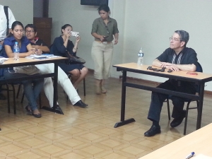 Tras la clase, el activista respondió a las preguntas de los periodistas.