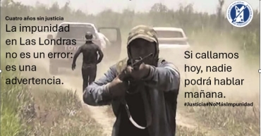 Paulino Camacho apuntando con un arma de fuego contra el periodista Percy Suárez