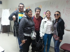 Rinat Chavarria, Richard Mateos y Evelyn Reyes junto con otras amigas en la presentación del documental de Richard.