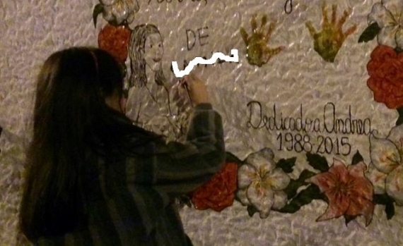 La hija de Andrea en el homenaje a su mamá.