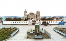 Plaza principal de Santiago de Machaca, provincia José Manuel Pando.