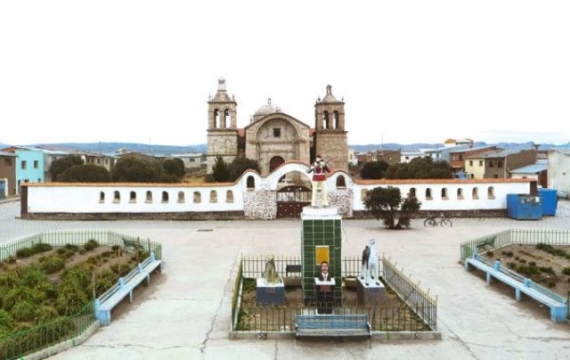 Plaza principal de Santiago de Machaca, provincia José Manuel Pando.