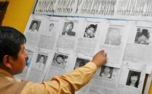 &quot;Parece que hicieran papelógrafos en sus muros; tienen muros de papel… &quot;, carcajea Sade sobre el control de la Policía.