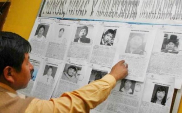 &quot;Parece que hicieran papelógrafos en sus muros; tienen muros de papel… &quot;, carcajea Sade sobre el control de la Policía.