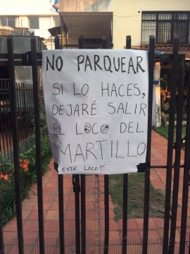 Aviso efectivo para los que al estacionarse bloquean la entrada al garaje.