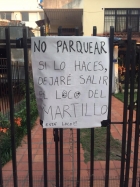 Aviso efectivo para los que al estacionarse bloquean la entrada al garaje.