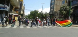Marcha de personadas en sillas de ruedas en Cochabamba.