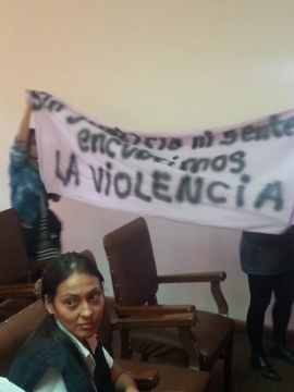 Ciudadanos protestan en la sala donde se realizó la audiencia por el caso de violación de Renne Gurley FOTO: Gemma Candela