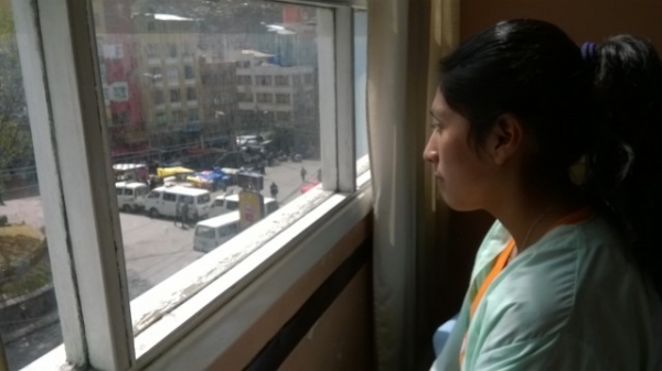 Tatiana Poma observa, desde su ventana en el Hospital, el caos vehicular de la Garita de Lima