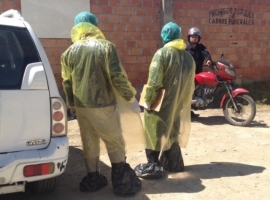 Policías del IINTC en la morgue de La Paz.