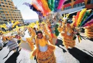 Un grupo de danzarines de morenada en su paso por la calle 30 de Cota Cota en la Entrada Folklórica del 2013.