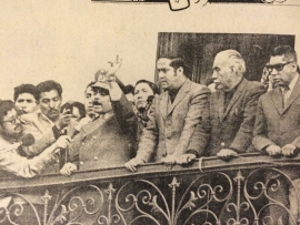 Torres se dirige a la población que se reunió en la plaza Murillo para apoyar su gobierno. Fue un día después del inicio del levantamiento armado.