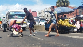Transeúntes en el mercado La Ramada