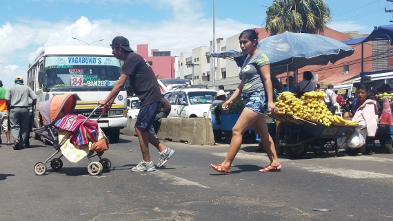 Transeúntes en el mercado La Ramada