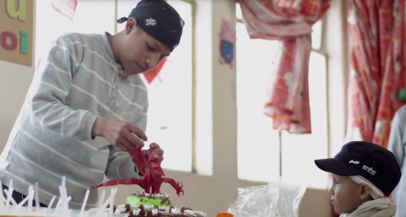 Sebastián, uno de los protagonistas del documental juega con una figura de origami en el Hospital del Niño de La Paz. FOTO: Cortesía Pegaso Producciones