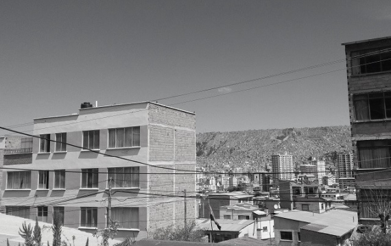 Detrás de estos edificios de Villa Copacabana está Laikacota.