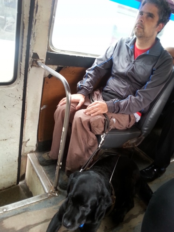 Richard y Mali en un colectivo rumbo al Hipemaxi.