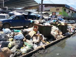 Basura acumulada fuera del Mercado Mutualista