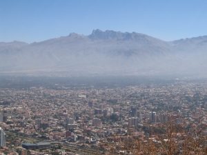 Vista de la polución en Cochabamba desde el cerro San Pedro.