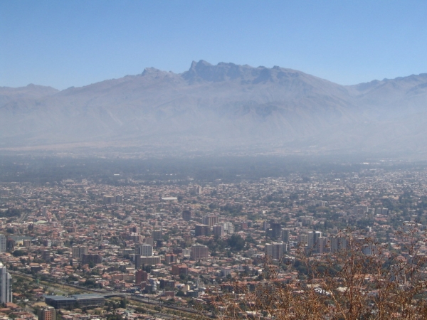 Vista de la polución en Cochabamba desde el cerro San Pedro.