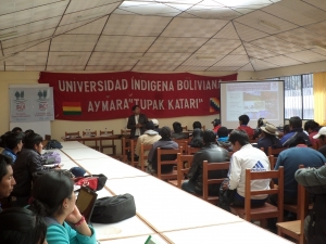 Estudiantes de la Unibol; los becados viven en internado.