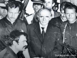 Klaus Barbie, junto a mercenarios que participaron durante las dictaduras en Bolivia.