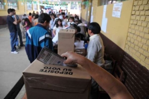 Un ciudadano emite su voto en las anteriores elecciones presidenciales FOTO: Tomada del diario Opinión