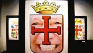 De ahí somos. Intervención del escudo con el rostro del varias veces alcalde Percy Fernández.