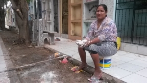 Judith C. trabaja en el cementerio La Cuchilla desde los 14 años.