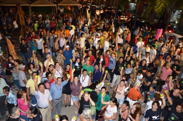 26 de Octubre de 2012, el día del “Manzanazo”. Cientos de personas se reunieron en la Manzana Uno con sus manzanas en alto para decir no al desalojo de la galería.