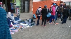 Puesto callejero donde se apilan las tesis universitarias.